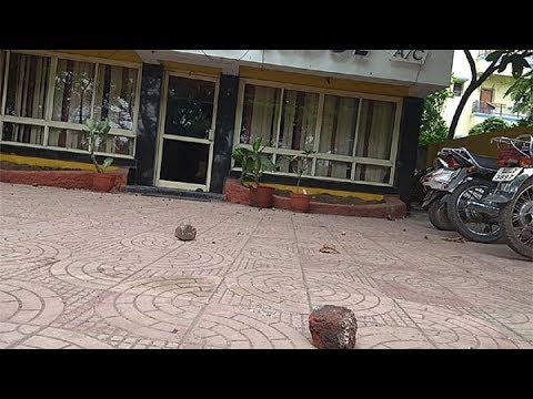 हॉटेल रिलॅक्सवर दगडफेक, काचा फुटल्या
