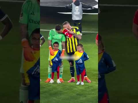 Ederson qui parle en langue des signes avec cette petite fille… Magique 🥹🫶 #football #emotional