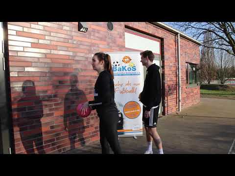 Den Ball gegen die Wand pritschen