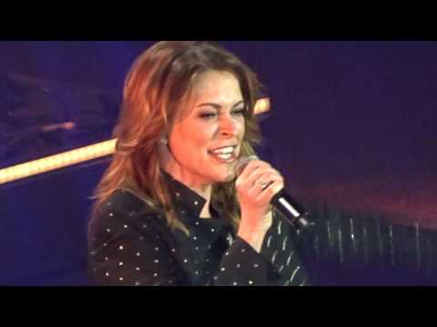 Karen Damen 99 luftballons op Rode neuzenshow Lotto Arena 30/11/2016