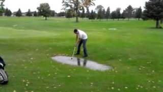 preview picture of video 'Golfball in puddle fail.'