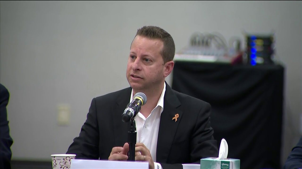 US lawmakers hold roundtable discussion after touring Parkland school shooting site