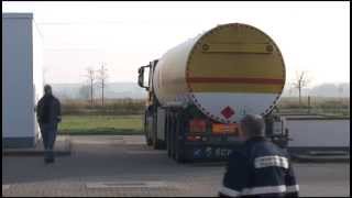 preview picture of video '27.11.2014: Havarie an Tankstelle in Mönchhagen: Feuerwehr muß ausgelaufenen Kraftstoff beseitigen'