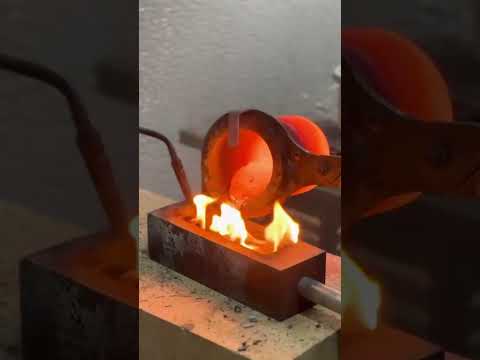 Así chilla el oro puro recién lingoteado al caer al molde
