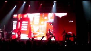 DEVO - Don't Shoot, I'm a Man! (live)