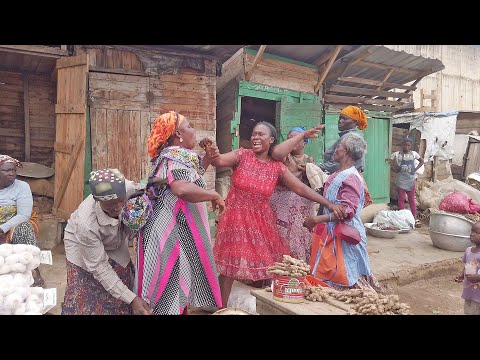 LOCAL WOMEN BREAK UP FIGHT IN GHANA MARKET MAKOLA, AFRICA