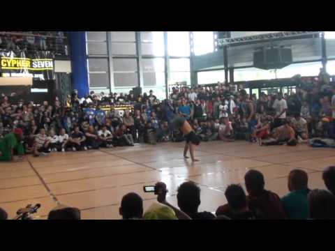THE NOTORIOUS IBE 2010 LONGEST BBOY MOVE airflares