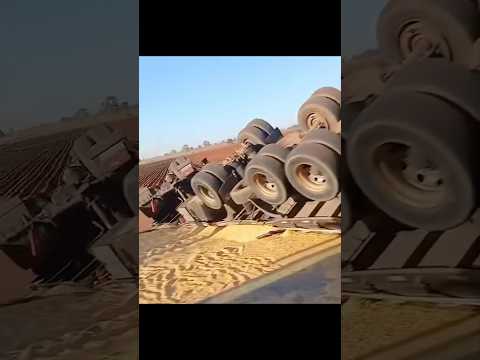 Carreta carregada com milho tomba após desvio para evitar colisão em Iturama