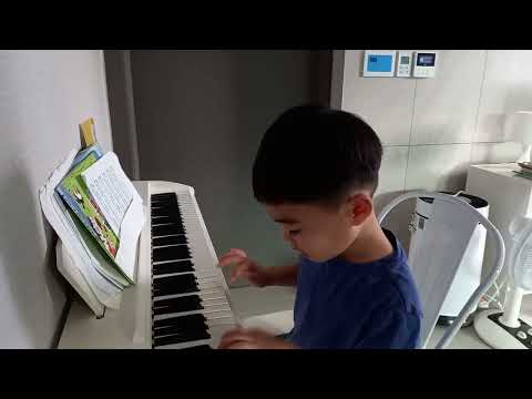 5years old kid is playing piano 2022 0928