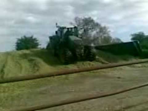 Fendt 924 pushing up maize