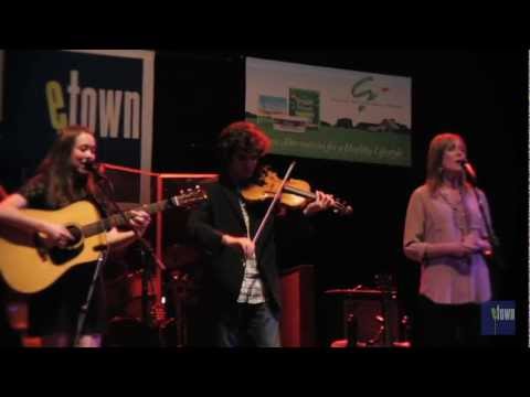 Sarah Jarosz - "Run Away" (eTown webisode 104)
