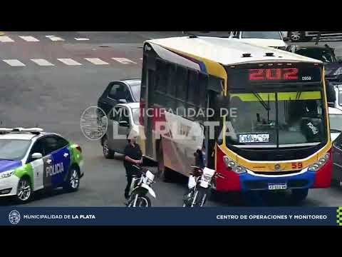 Disturbios arriba de un micro de la Línea 202