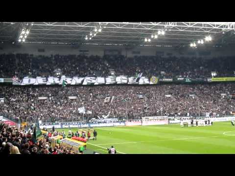 Borussia Mönchengladbach - Mannschaft feiert Derbysieg - Derbysieger
