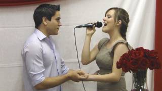 Noiva cantando Jamais deixarei você (Bruna Karla)