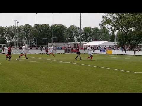 Melvin Wesselo scoort in zijn afscheidswedstrijd bij VVIJ.