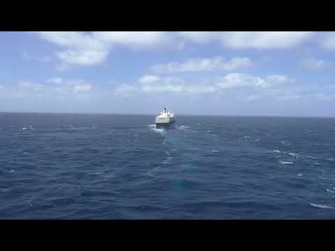 Mein Schiff Herz umrundet Mein Schiff 3 mitten im Atlantik am 19.11.2022