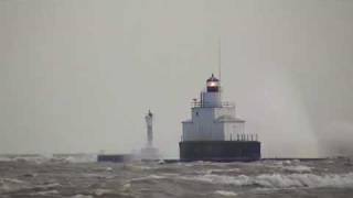 preview picture of video 'Manitowoc Wisconsin Lighthouse: Huge Waves'