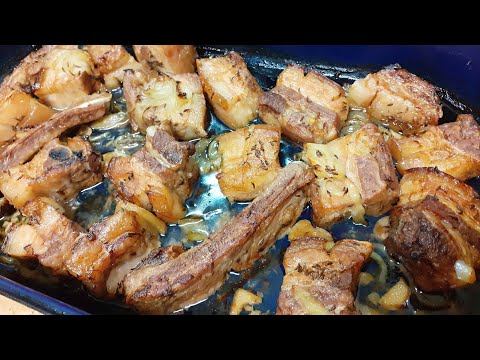 Pomalu pečený bůček s cibulí a česnekem k zelí, výborný je ale i studený jen tak na chleba