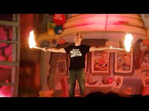 Sascha Grammel jongliert Feuer