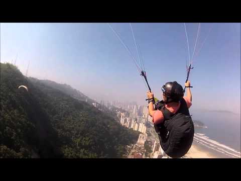 Voo de parapente em São Vicente com câmera perseguidora