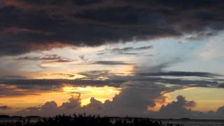 preview picture of video 'Iltapilviä ja kurkia iltalennolla / clouds and granes on evening sky'