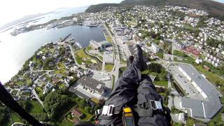 preview picture of video 'Paragliding downtown Ulsteinvik from Hestelegda (Hasundhornet) by Luis Mickey Fonseca'