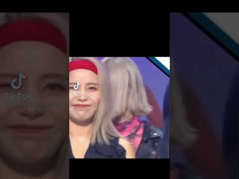 Hwasa pulls a head (Mamamoo funny moment Hwasa) / 머리를 잡아당기는 화사 (마마무 웃긴 순간 화사)