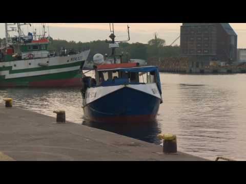 Fischer landen ihren Fang an (in Kolberg in Polen) - ein Travelnetto-Video