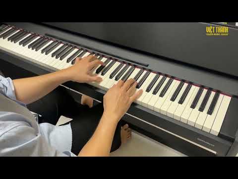 Roland F107 – Piano droit numérique meuble compact - Vidéo 4