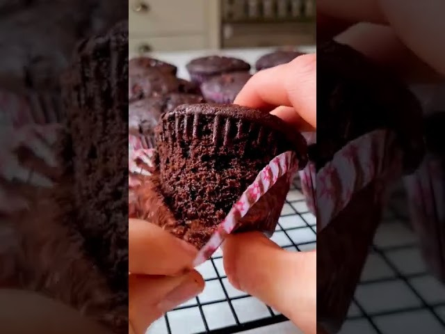 Vídeo relacionado con Ou Yes! 12 uds. x 51 g - magdalenas mixtas de 2 variedades - vainilla y cacao - envueltas en envoltorio individual y en paquetes listos para llevar (peso neto 612 g)