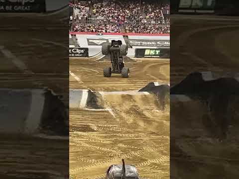 Tom Meents showing Cleveland how it’s done! #shorts #monsterjam #maxd