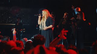 Kelly Clarkson - red flag collector (Live at The Belasco Theater)