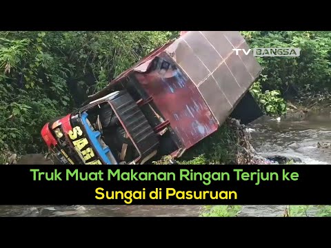 Truk Muat Makanan Ringan Terjun ke Sungai di Pasuruan