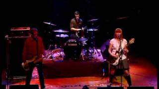 The Muffs Gaztea Live saioan "Forget the day" abesten Bilboko Kafe Antzokian