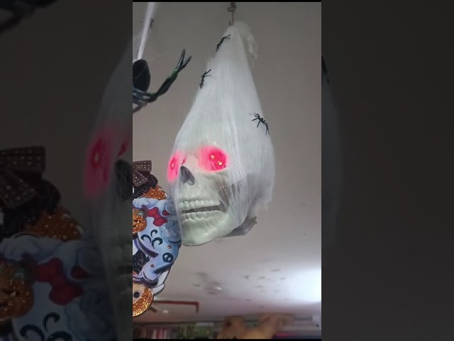 Vídeo relacionado con Genérico Lámpara de calavera de piedra volcánica, lámpara de mesa con calavera estética, decoración gótica de Halloween, figura de calaveras espeluznante, luz de noche, decoración de fiestas