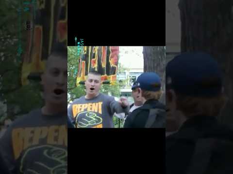 주먹을 잡아버리는 고릴라