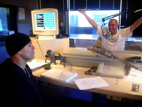 FRANKIE J STOPS BY THE 98.5 THE BEAT STUDIOS TO HANG OUT WITH DJ HOMIE MARCO