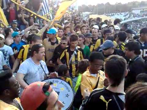 "Entrando la hinchada de Peñarol - Barra Amsterdam" Barra: Barra Amsterdam &bull; Club: Peñarol