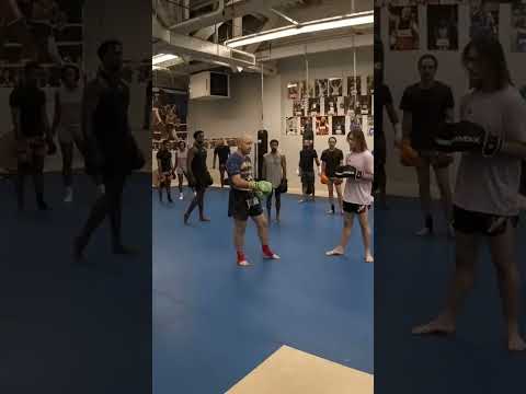 How to trick your opponent with the switch feint #muaythai #mma