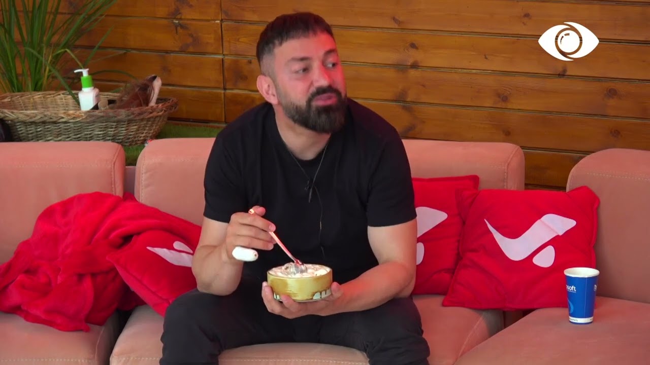 Djemtë konsumojnë mëngjesin në oborr