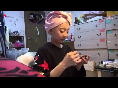 (CUT) EXID Hyerin doing a make-up tutorial