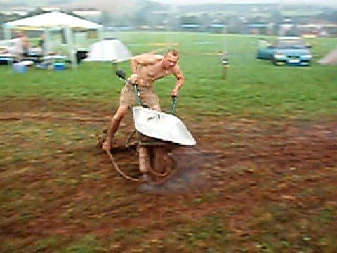 LachJeKrom.com - Grappig - Kruiwagen met motor: