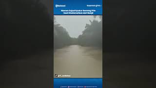 Download lagu Momen Sujud Syukur Seorang Pria Saat Diselamatkan dari Banjir mp3
