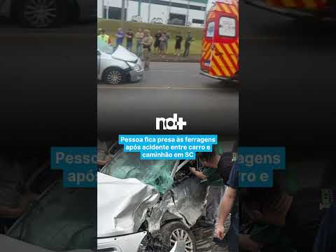 Pessoa fica presa às ferragens após acidente entre carro e caminhão em SC