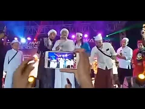 kaget HABIB UMAR AL-HABSYI DIDORONG JATUH DARI PANGGUNG