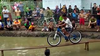 Download lagu # 40 Lomba Naik Sepeda Diatas Sungai mp3