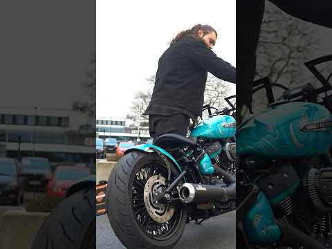Sound check of a loud Jekill&Hyde exhaust system with flaps on a Harley Davidson Street Bob 114 C...