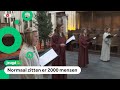 Emma zingt in een bijna lege kathedraal