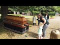 Für Kinder erklärt: Was passiert bei einer Beerdigung?