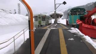 preview picture of video '２０１５年１月５日　長野県栄村、ＪＲ飯山線「森宮野原駅」に列車到着！'
